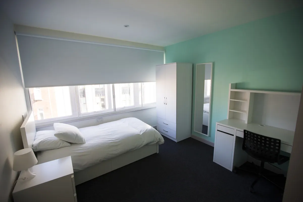 Camera singola in una residenza per studenti con letto e scrivania